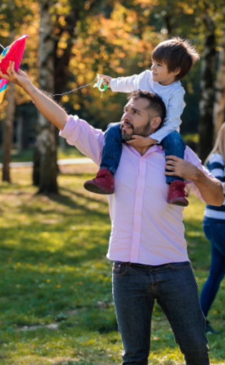 vader en kind die spelen